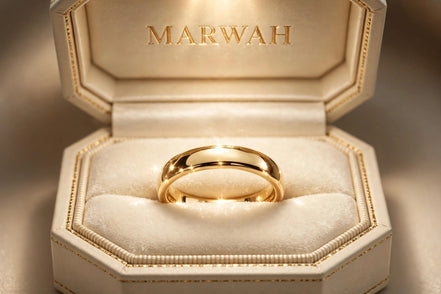 Classic Polished Gold Band in the MARWAH ivory box