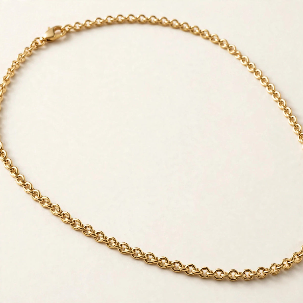 Fine Cable Chain, classic polished cable links in yellow gold, detail view.