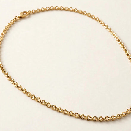 Fine Cable Chain, classic polished cable links in yellow gold, detail view.